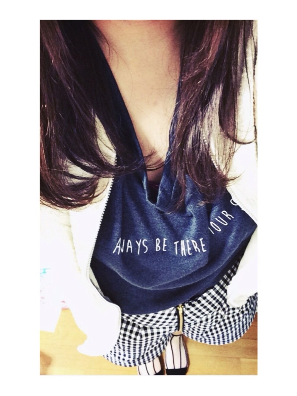 ホワイト系のショルダーバッグを着用したレディースの夏コーディネートの1枚目の写真