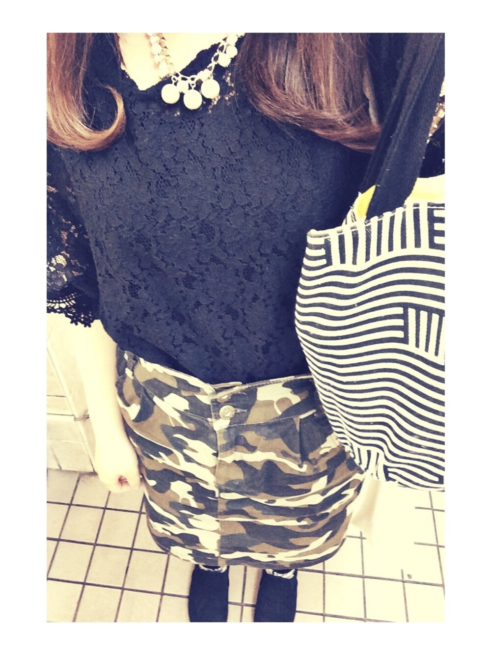 ホワイト系のショルダーバッグ、その他のネックレスを着用したレディースの夏コーディネートの1枚目の写真