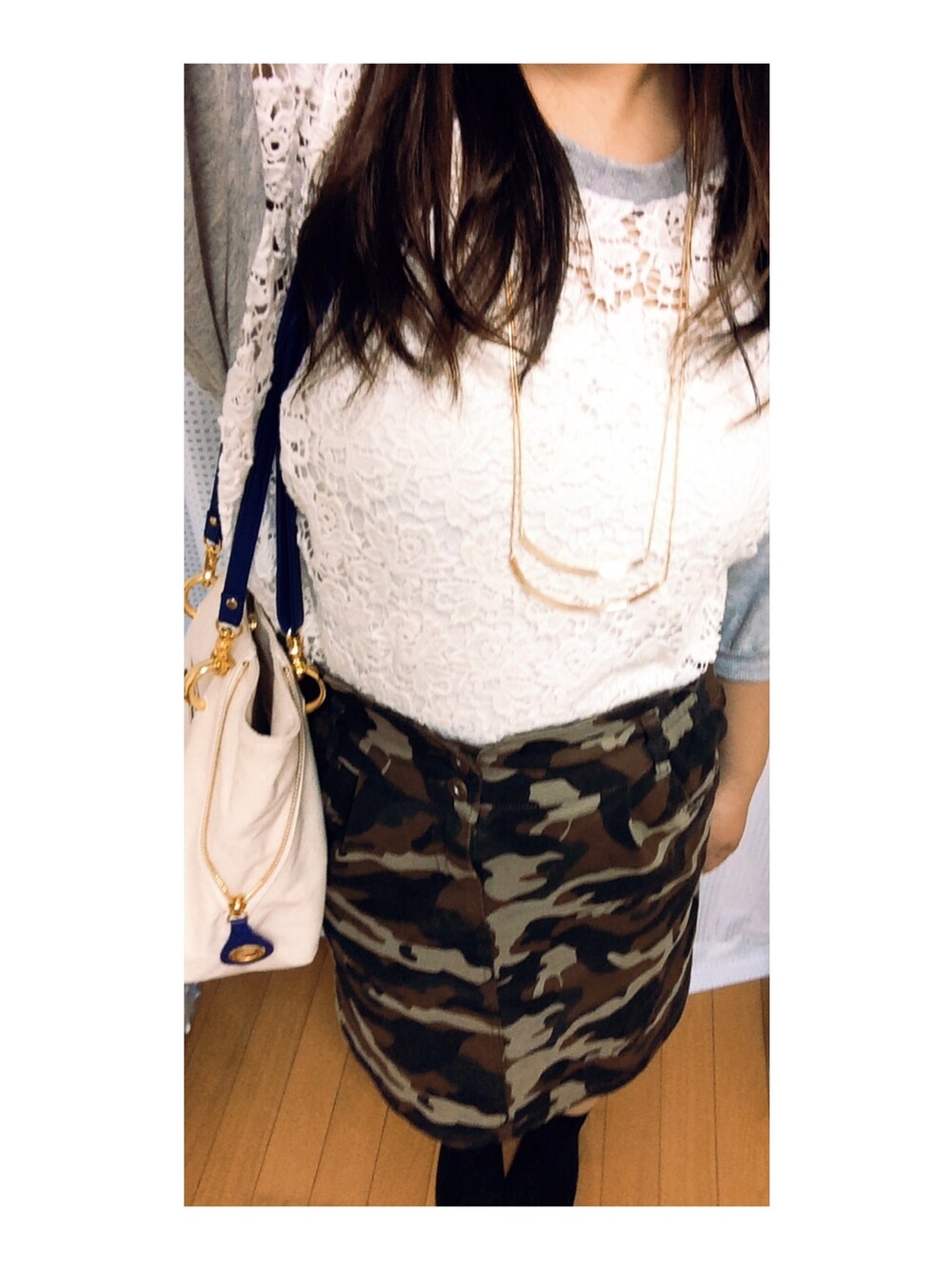 ブルー系のサンダル、ホワイト系のハンドバッグを着用したレディースの夏コーディネートの1枚目の写真