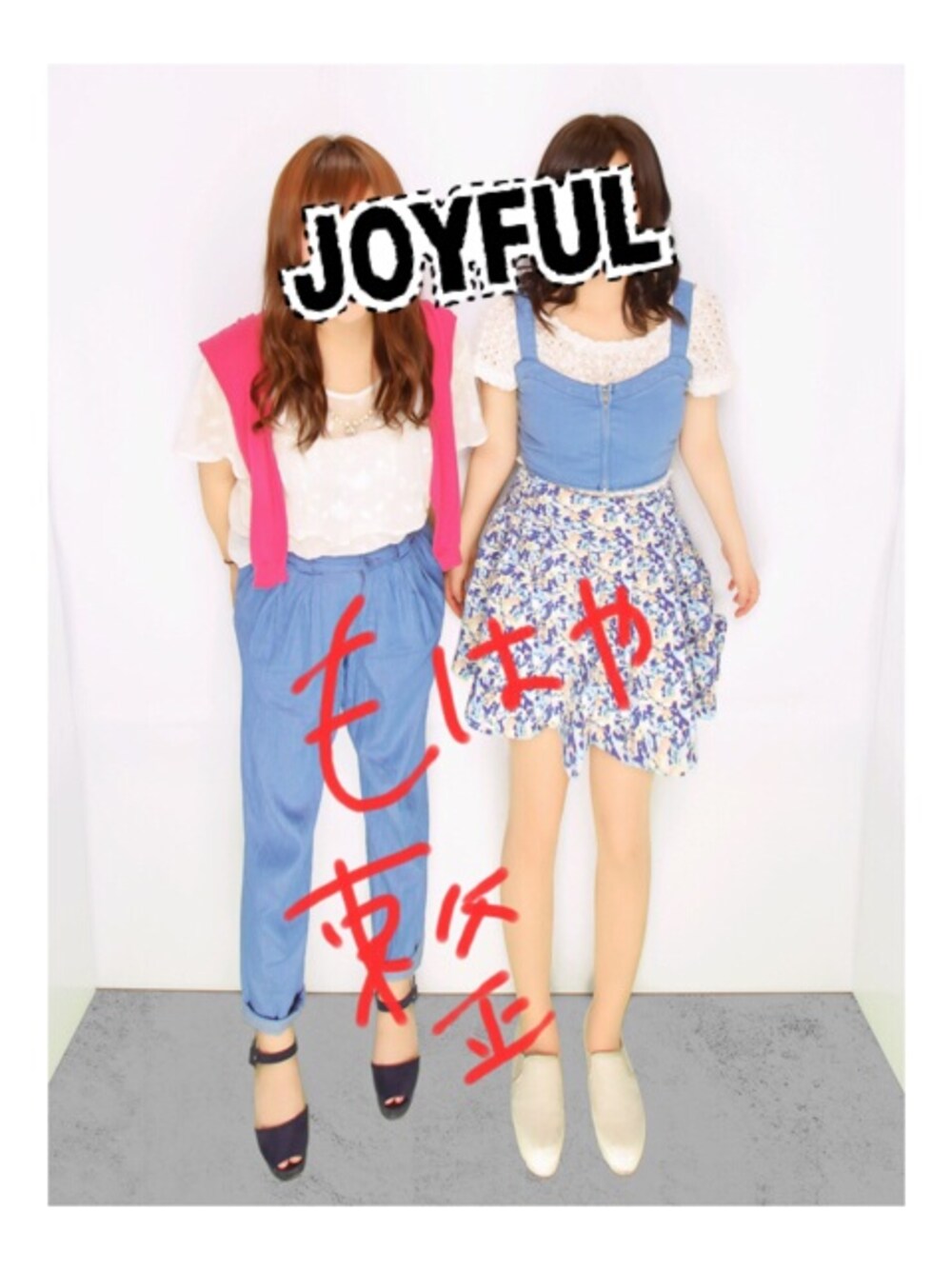 ブルー系のサンダルを着用したレディースの夏コーディネートの1枚目の写真