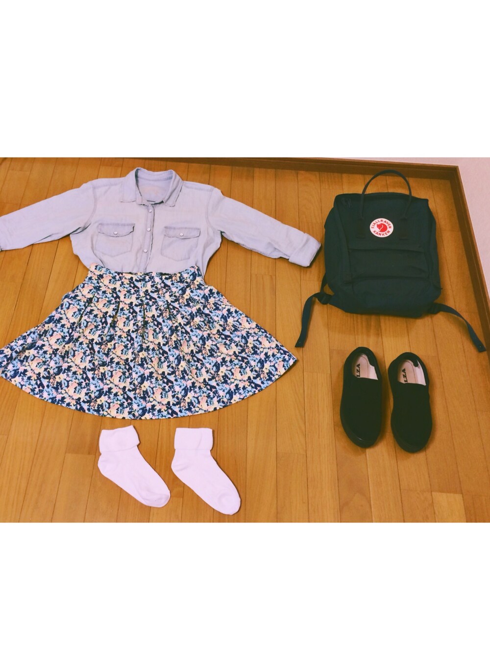 ブルー系のスカートを着用したレディースの夏コーディネートの1枚目の写真