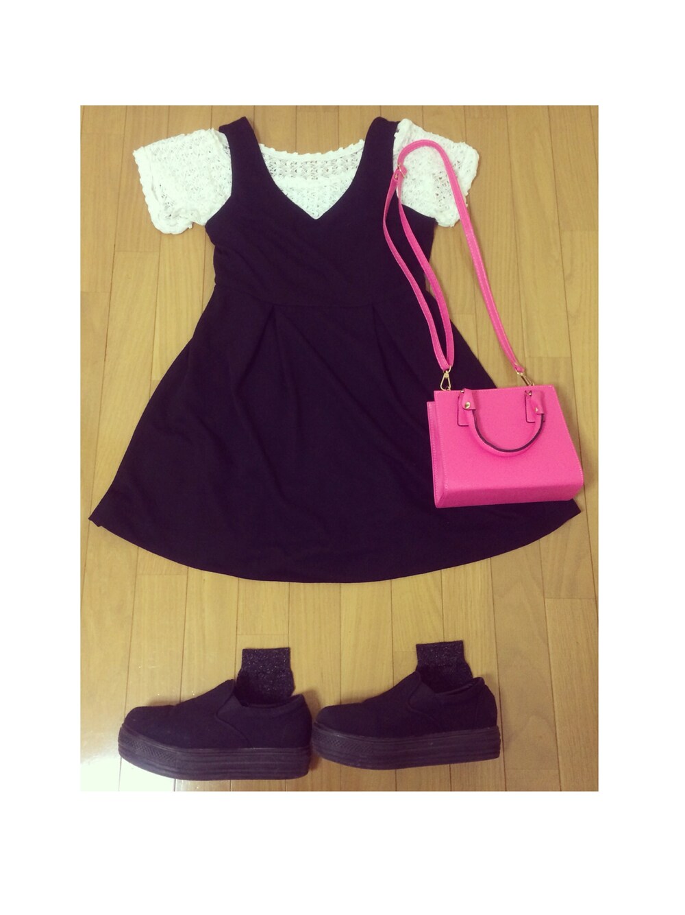 ピンク系のショルダーバッグを着用したレディースの夏コーディネートの1枚目の写真