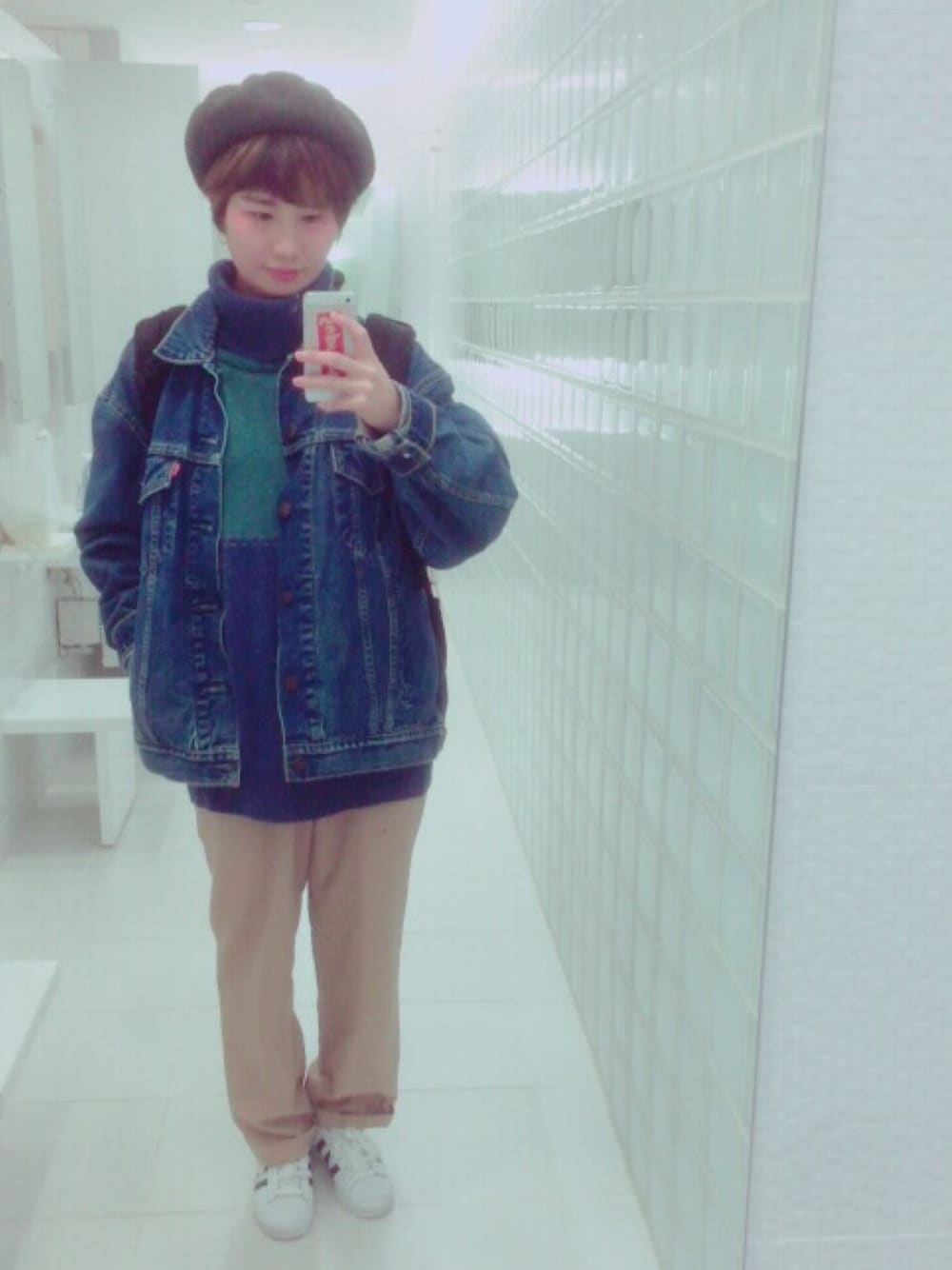 「古着、ベレー帽、デニムジャケット、タートルネック、セーター、黒リュック」｜「Levi'sのアイテム（デニムジャケット、ブルー系）」を使った、rionaさん（レディース・163cm）の冬コーディネートの1枚目の写真