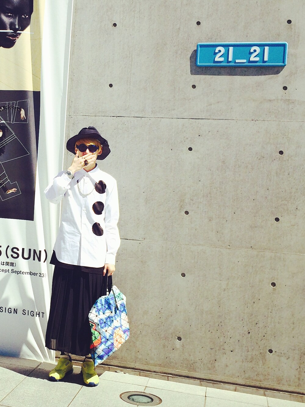 ホワイト系のシャツ/ブラウス、ブラック系のその他パンツ、その他のトートバッグを着用したメンズの秋コーディネートの1枚目の写真