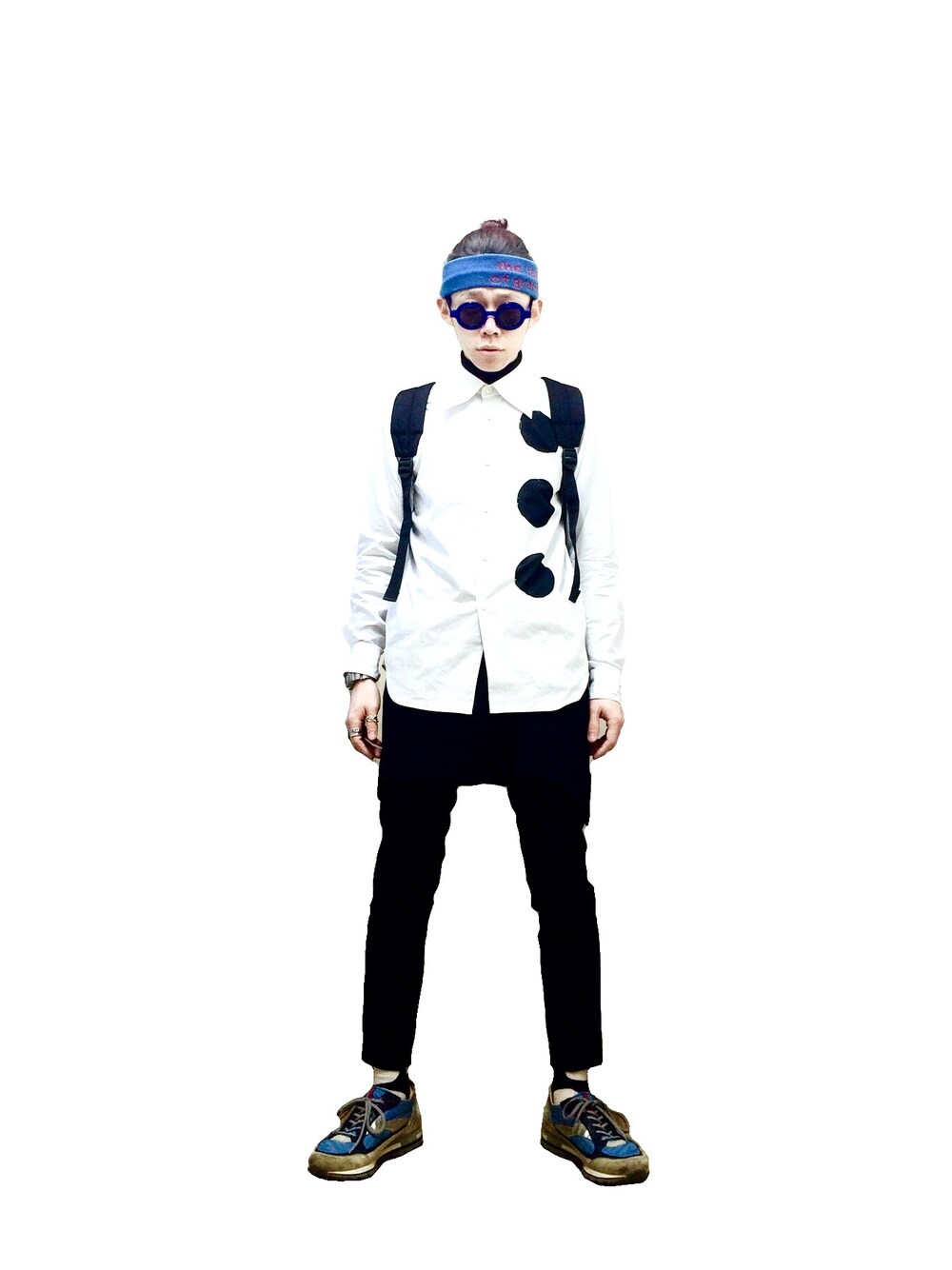 ホワイト系のシャツ/ブラウス、ブラック系のバックパック/リュック、ブラック系のその他パンツを着用したメンズの冬コーディネートの1枚目の写真