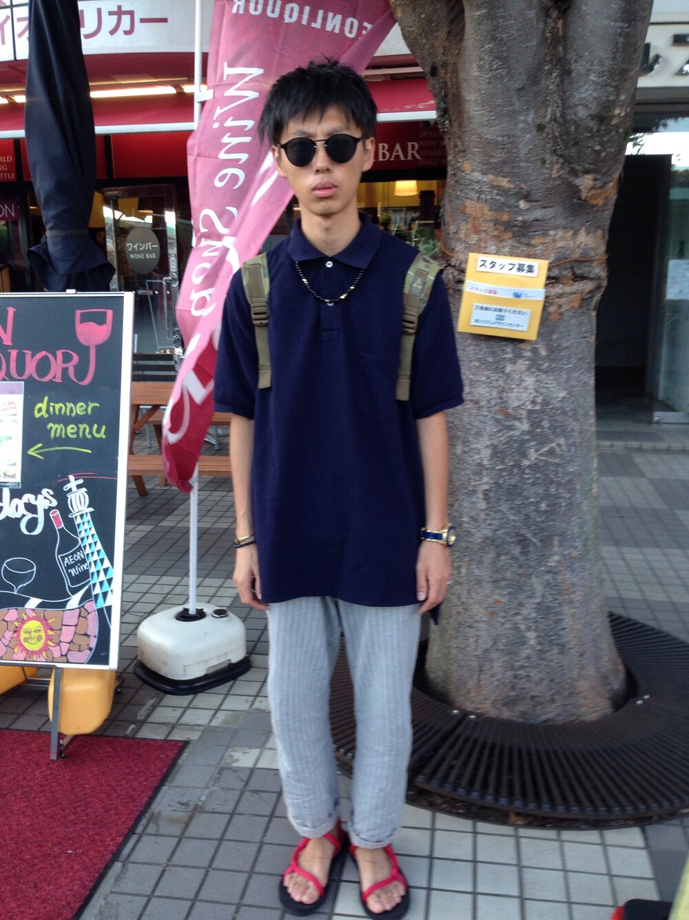 「ポロシャツ、サンダル、イージーパンツ、サングラス」｜「BEAMSのSCYE×BEAMS / 別注 BIG POLO（ポロシャツ、ブルー系）」を使った、mochizuki takuyaさん（メンズ・168cm）の夏コーディネートの1枚目の写真