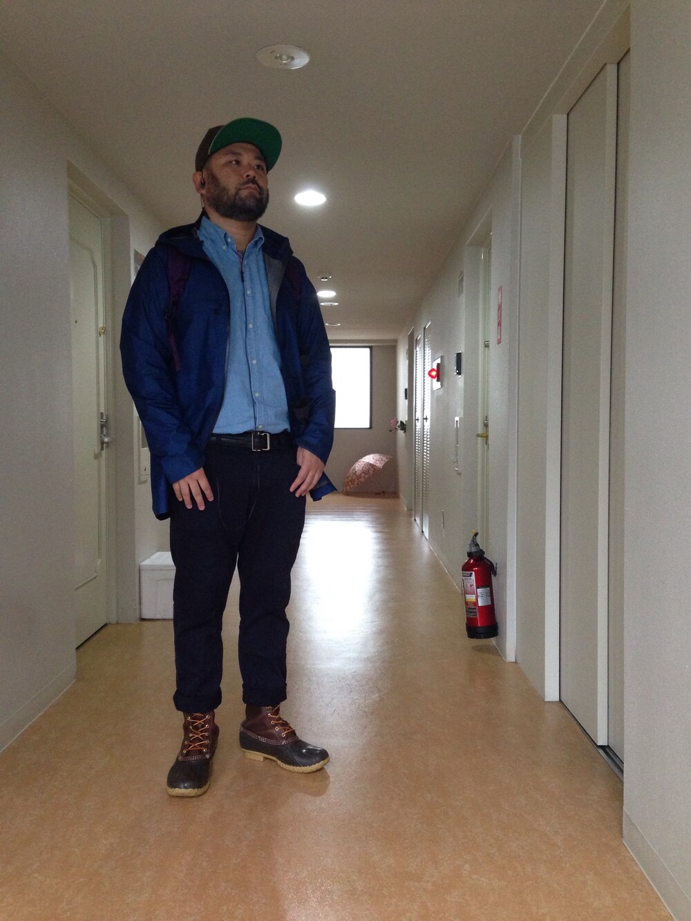 「キャップ、ベースボールキャップ、シャツ、ダンガリーシャツ、デニム、ブーツ、ビーンブーツ、バックパック、会社員」｜「NEW ERAのアイテム（キャップ、ブラウン系）」を使った、ak112611さん（メンズ・172cm）の秋コーディネートの1枚目の写真