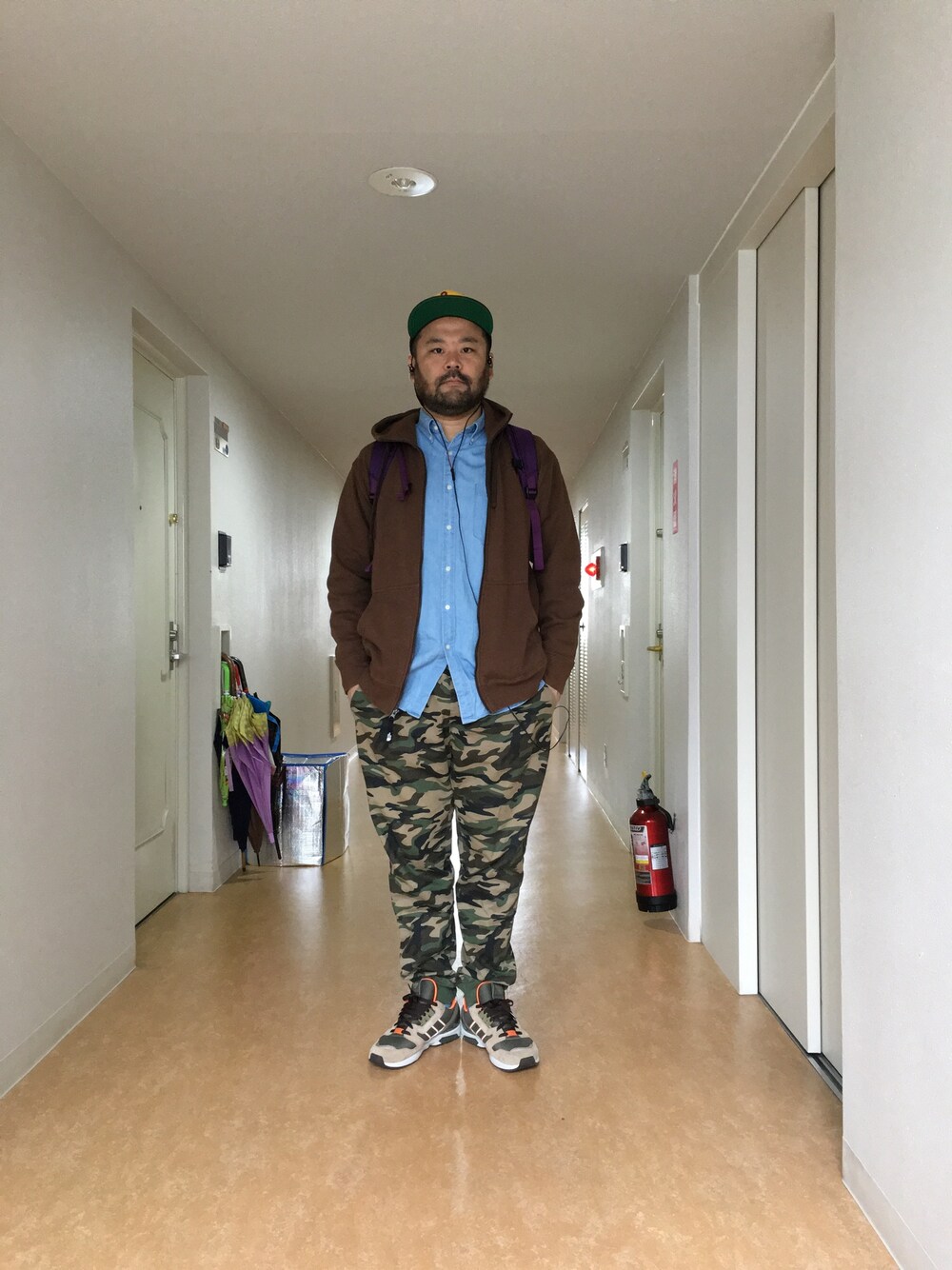 「ベースボールキャップ、ダンガリーシャツ、hoodie、ジップアップ、パーカー、パンツ、カモフラ、スニーカー、バックパック、会社員」｜「IN4MATIONのアイテム（キャップ、ブラウン系）」を使った、ak112611さん（メンズ・172cm）の秋コーディネートの1枚目の写真