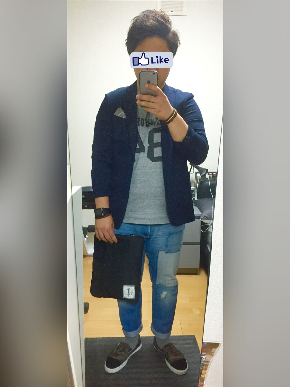 グレー系のTシャツ/カットソー、その他のスニーカー、ブルー系のデニムパンツを着用したメンズの秋コーディネートの1枚目の写真