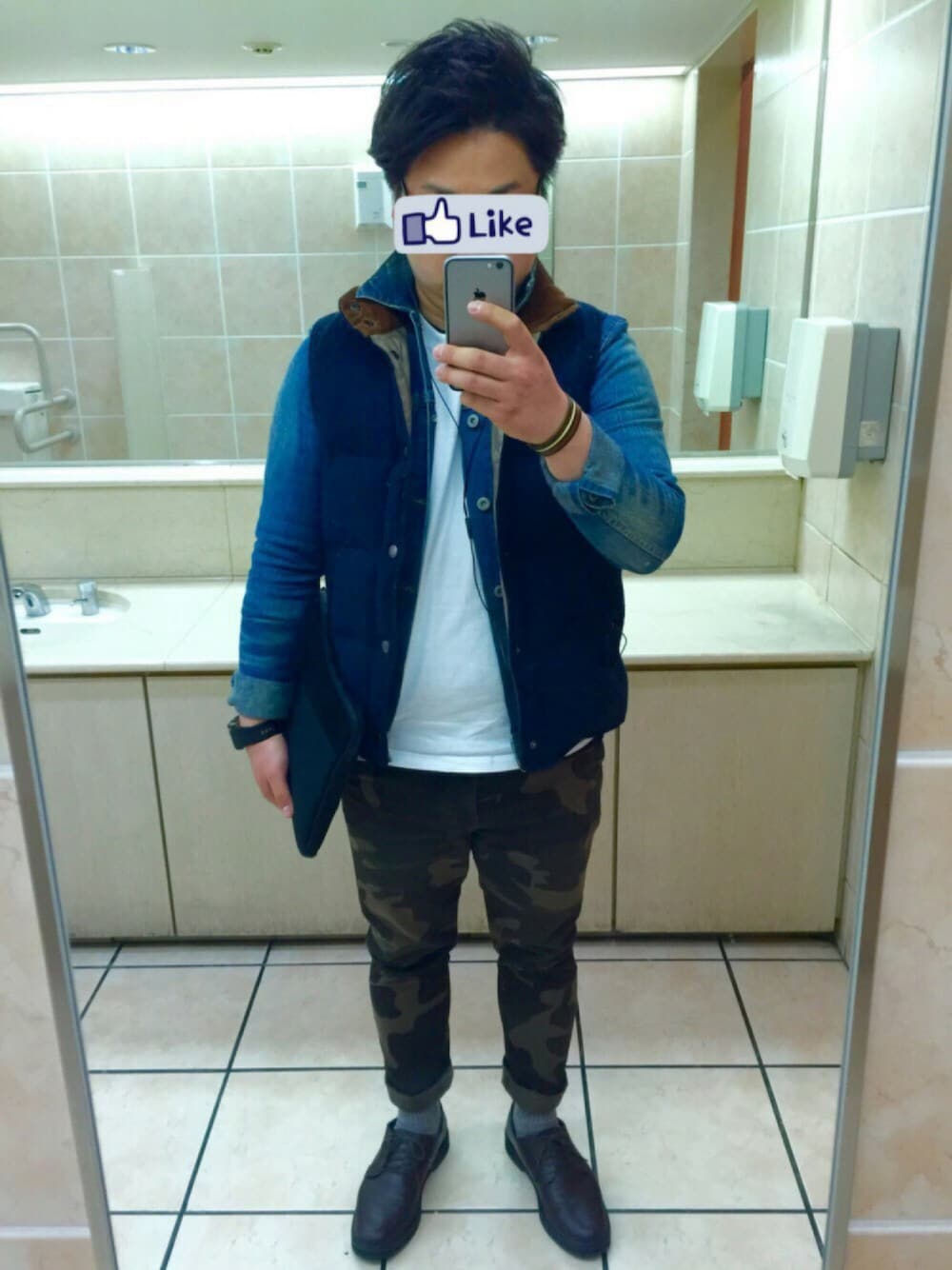 ブルー系のダウンベスト、その他のデニムジャケット、その他のチノパンツを着用したメンズの春コーディネートの1枚目の写真