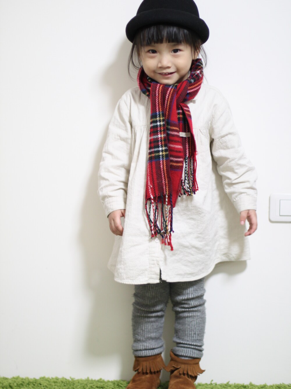 「女の子、2歲、kids、子供服、冬」｜「Minnetonkaのアイテム（ブーツ、ブラウン系）」を使った、Masha.TWさん（キッズ・90cm）の冬コーディネートの1枚目の写真