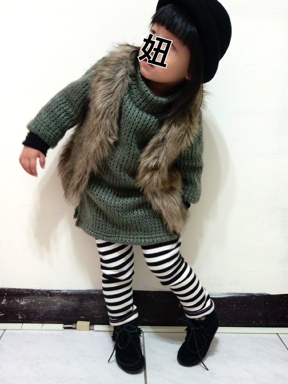 「2歲、冬、kids」｜「Minnetonkaのアイテム（ブーツ、ブラック系）」を使った、Masha.TWさん（キッズ・90cm）の冬コーディネートの1枚目の写真