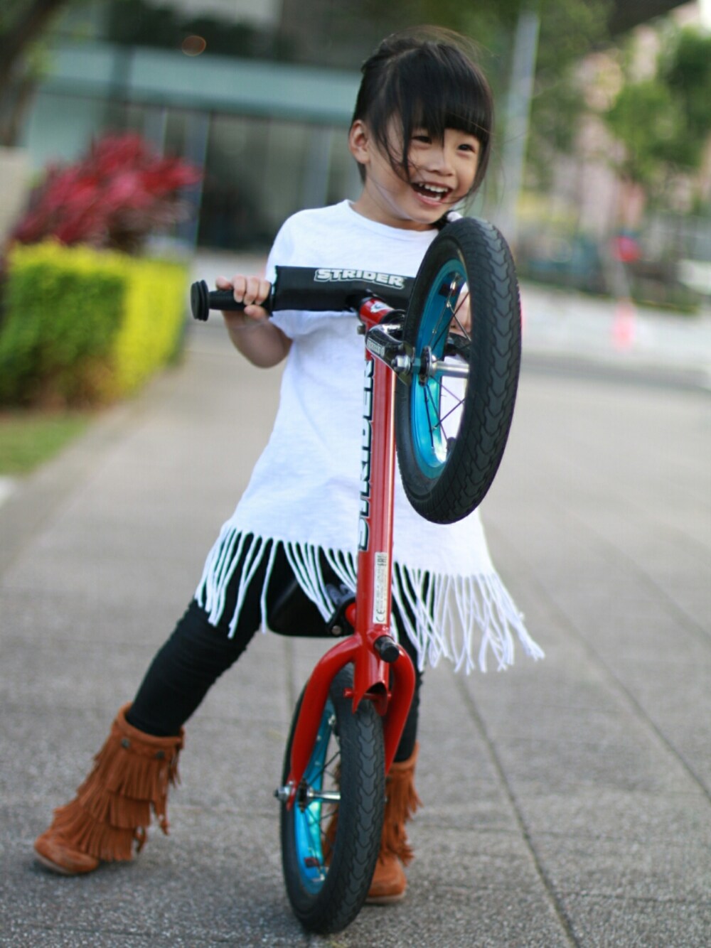 「秋のコーデ、公園、strider bikes」｜「Minnetonkaのアイテム（ブーツ、ブラウン系）」を使った、Masha.TWさん（キッズ・100cm）の秋コーディネートの1枚目の写真