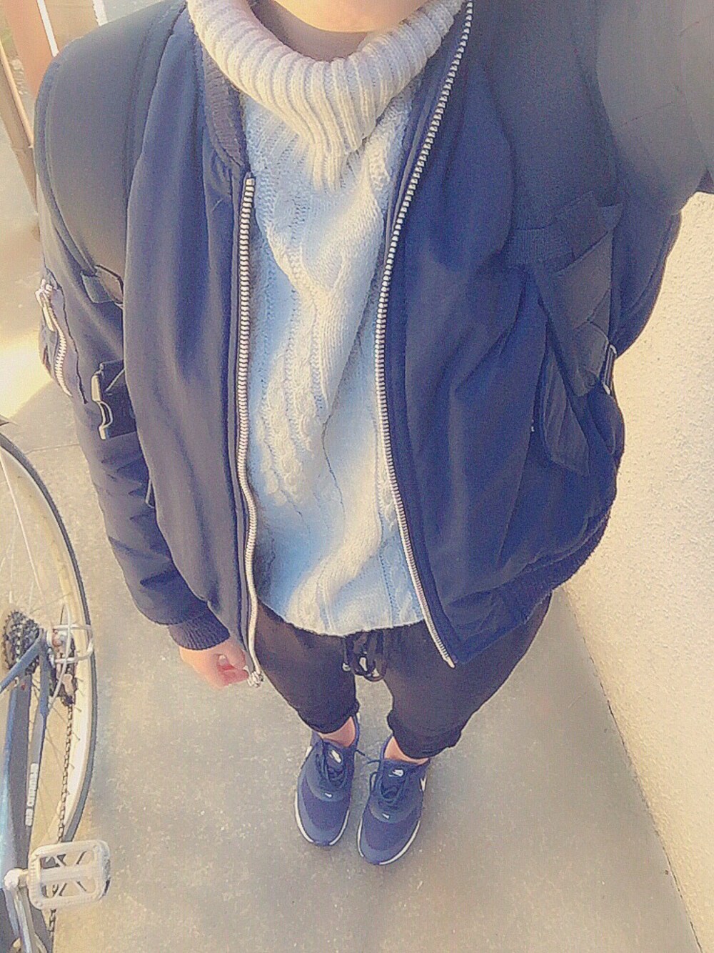 ブルー系のスニーカー、グレー系のニット/セーターを着用したレディースの秋コーディネートの1枚目の写真