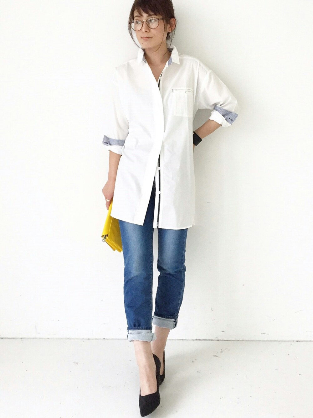 ホワイト系のシャツ/ブラウス、ブルー系のデニムパンツを着用したレディースの春コーディネートの1枚目の写真