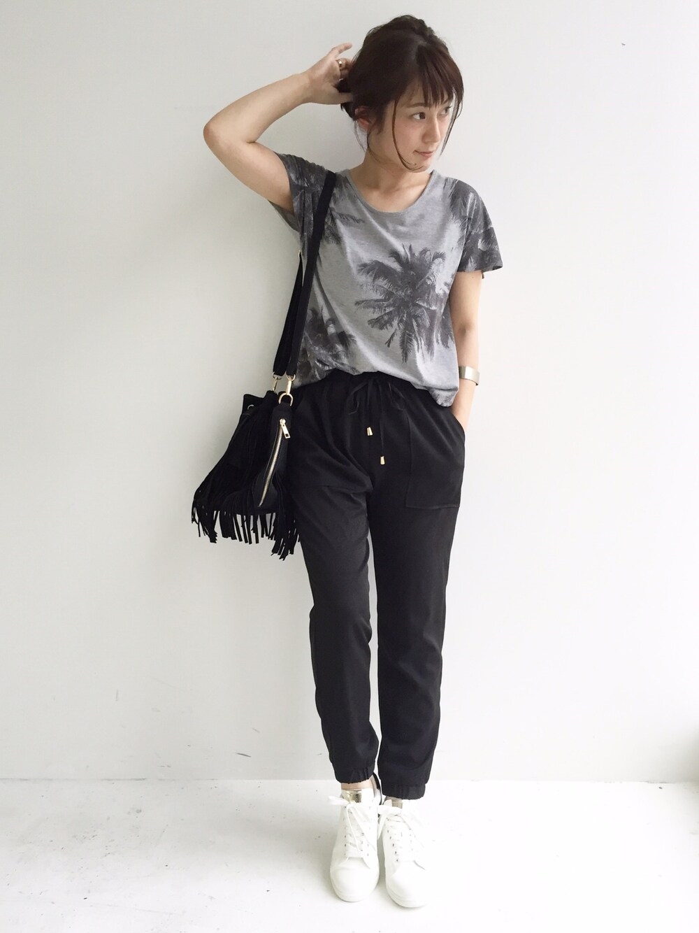 グレー系のTシャツ/カットソー、ブラック系のその他パンツを着用したレディースの夏コーディネートの1枚目の写真