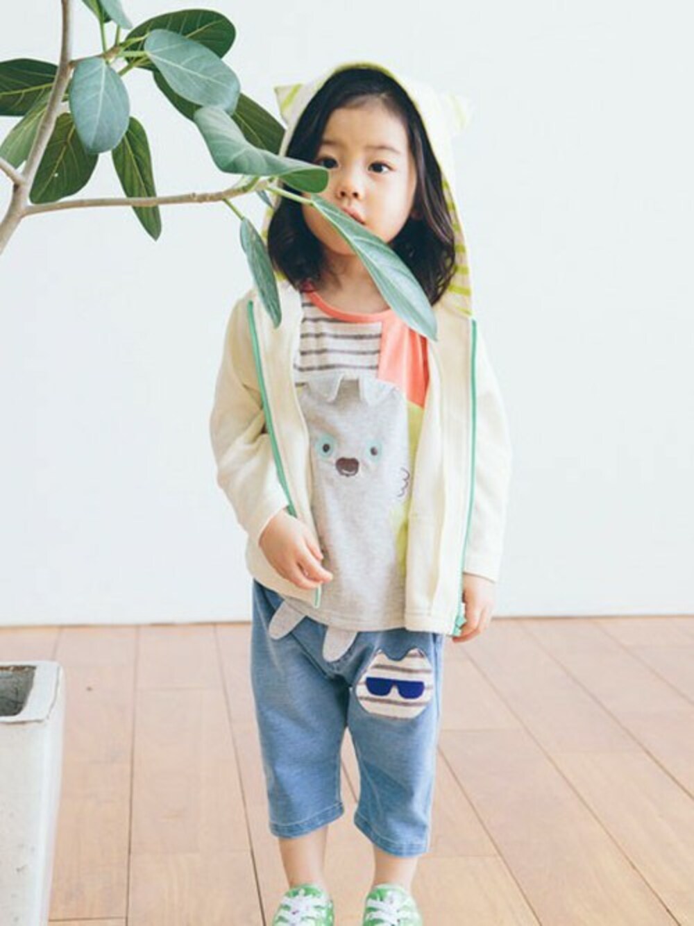 ホワイト系のパーカー、グリーン系のTシャツ/カットソーを着用したキッズの春コーディネートの1枚目の写真