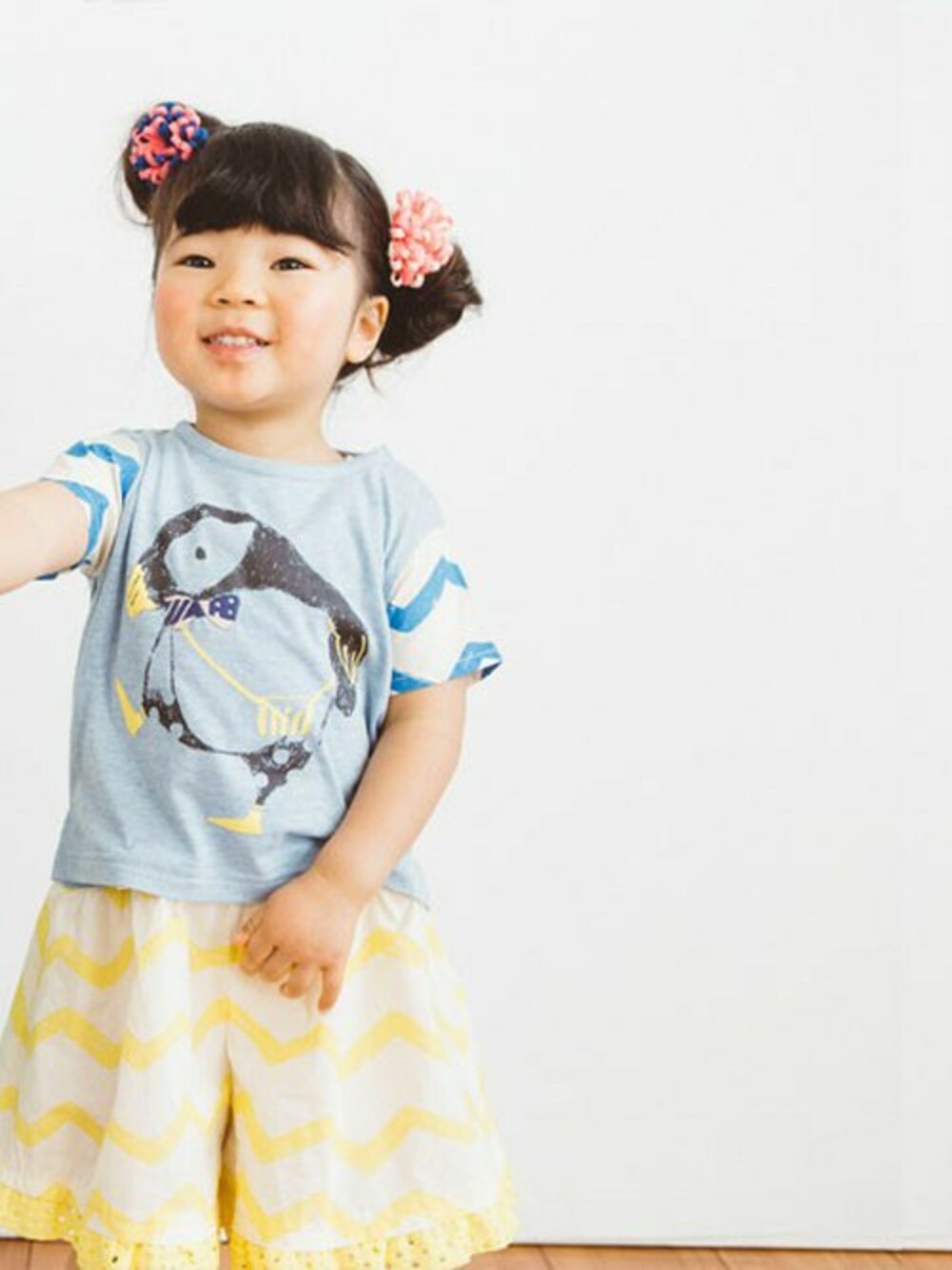 ブルー系のTシャツ/カットソー、イエロー系のその他パンツを着用したキッズの夏コーディネートの1枚目の写真