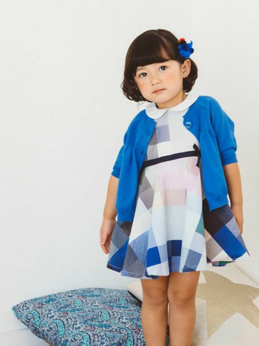 ブルー系のワンピース、ブルー系のカーディガン/ボレロを着用したキッズの夏コーディネートの1枚目の写真