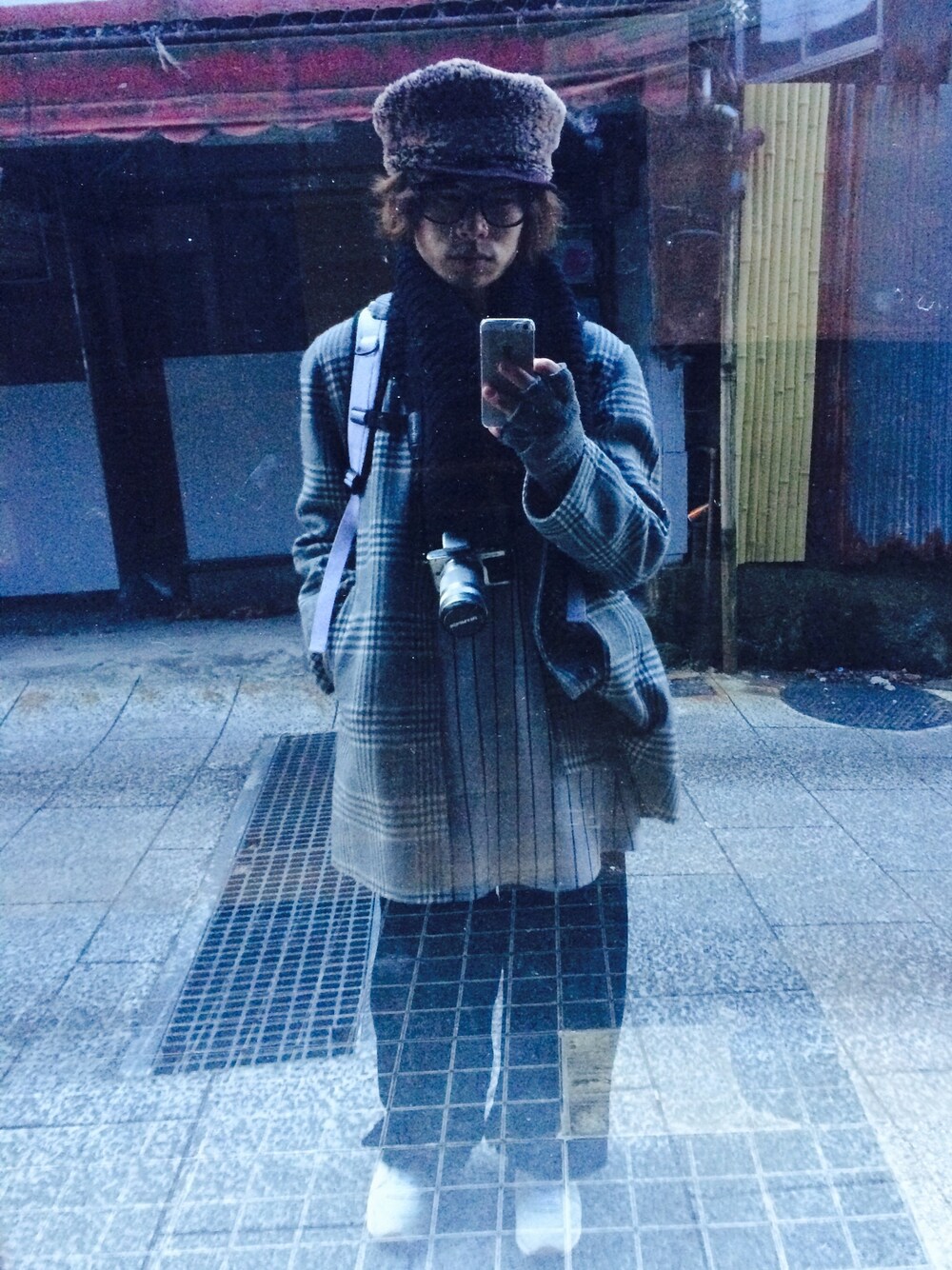 「ビッグシルエット、チェックコート、ワンピース、ストライプ、タイパンツ、ダテメガネ、カメラ、ロシアン帽、丸メガネ」｜「SQUOVALのビーバーチェスターコート（ジャケット/アウター、グレー系）」を使った、ロキくんさん（メンズ・168cm）の冬コーディネートの1枚目の写真