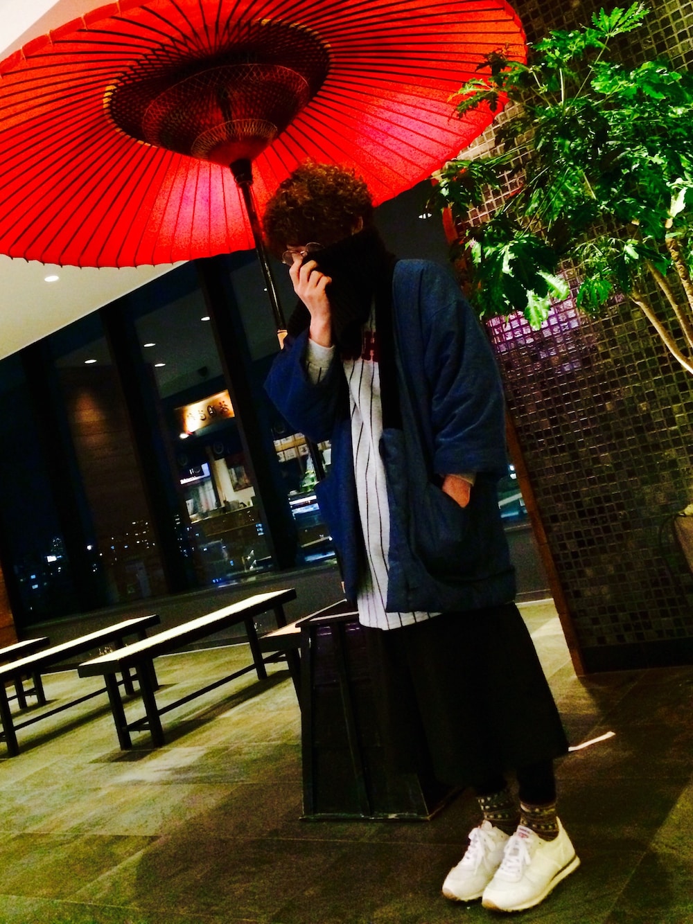 「はんてん、ワンピース、ガウチョパンツ、ビッグシルエット、丸メガネ、ホワイトスニーカー」｜「no brandの半纏（その他アウター、ブルー系）」を使った、ロキくんさん（メンズ・168cm）の冬コーディネートの1枚目の写真