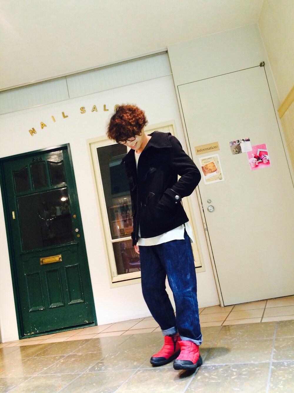 ブルー系のデニムパンツ、ホワイト系のニット/セーターを着用したメンズの春コーディネートの1枚目の写真