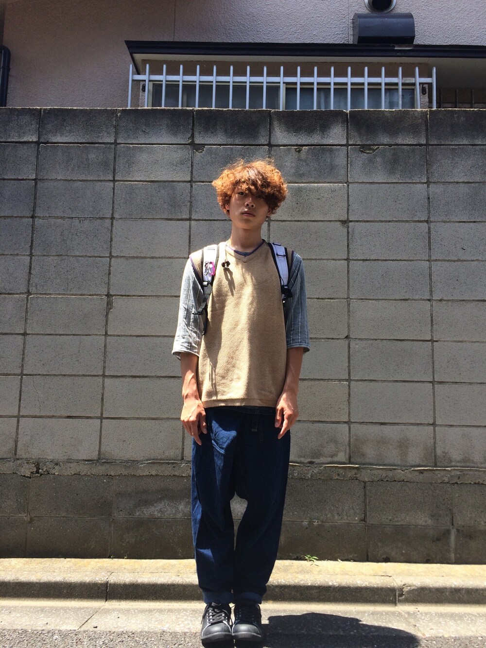 「ベスト、ストライプ、hatra、デニム、巻きパンツ、黒スニーカー、バックパック」｜「INDISPENSABLE の【INDISPENSABLE×RAGEBLUE】別注バックパック/554739（バックパック/リュック、ホワイト系）」を使った、ロキくんさん（メンズ・169cm）の春コーディネートの1枚目の写真