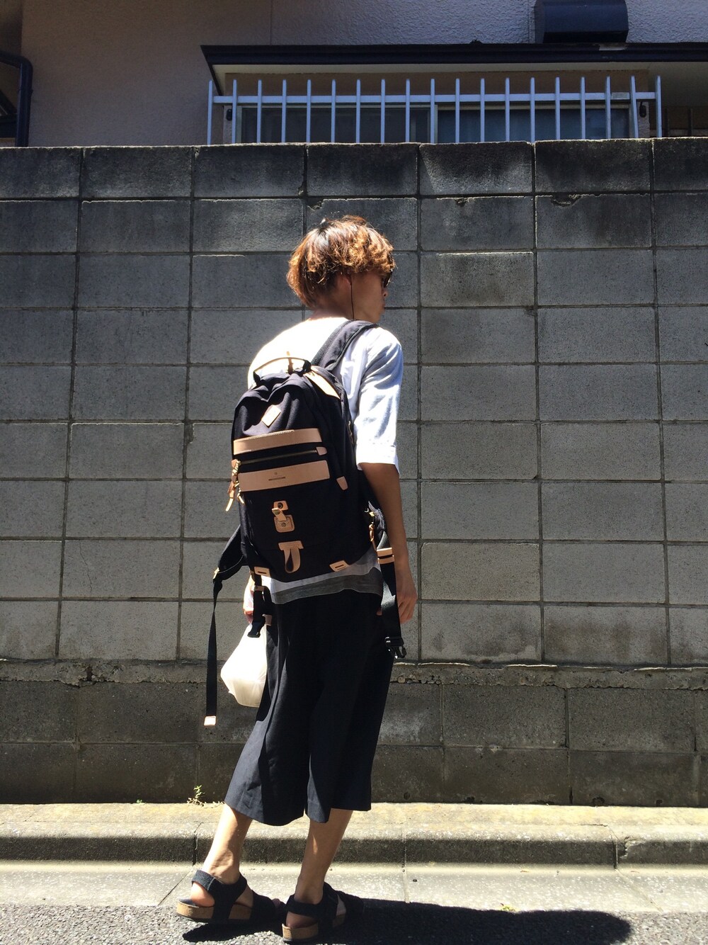 「シャツ、タンクトップ、ガウチョパンツ、サンダル、リュック、おニュー、as2ov、サングラス」｜「AS2OVの“AS2OV” ATTACHMENT DAYPACK（バックパック/リュック、ブラック系）」を使った、ロキくんさん（メンズ・169cm）の夏コーディネートの1枚目の写真