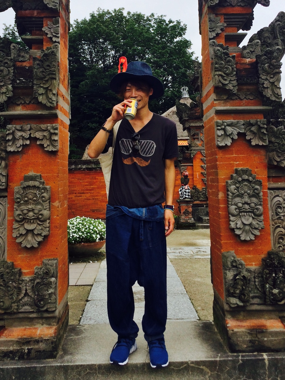 「ツバ広ハット、ヒゲメガネ、hatra、巻きパンツ、旅行、名古屋」｜「hatraのアイテム（デニムパンツ、ブルー系）」を使った、ロキくんさん（メンズ・169cm）の秋コーディネートの1枚目の写真