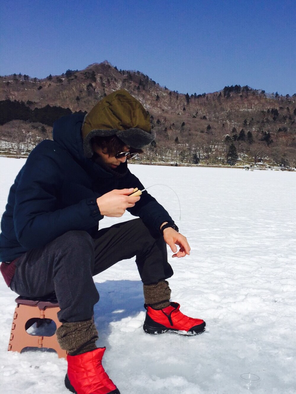 ベージュ系のレッグウォーマーを着用したメンズの冬コーディネートの1枚目の写真