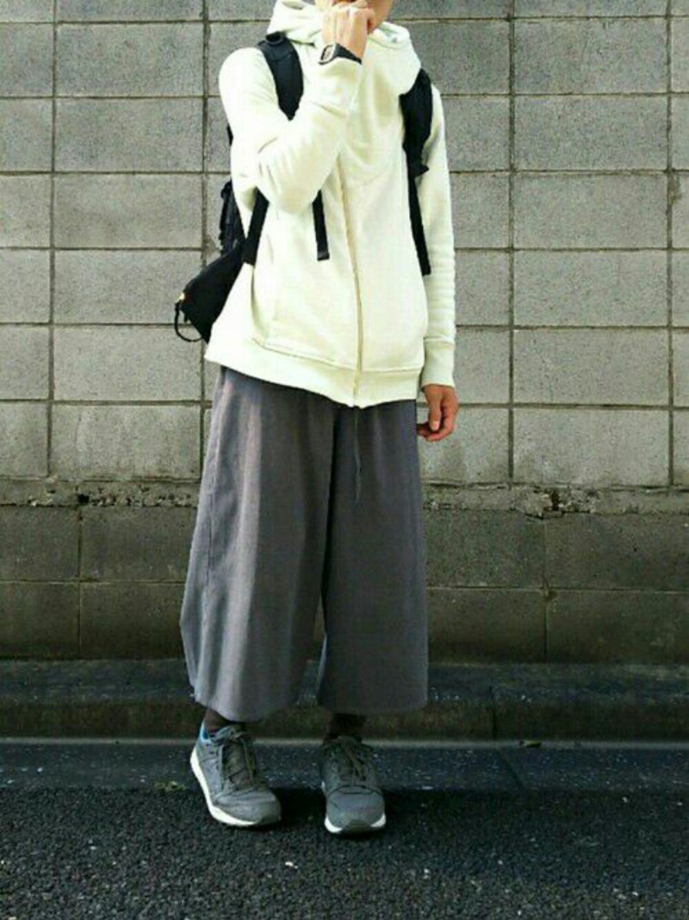 「hatra、イエロー、若草色、ガウチョパンツ、ワイドパンツ」｜「hatraのアイテム（パーカー、その他）」を使った、ロキくんさん（メンズ・168cm）の秋コーディネートの1枚目の写真
