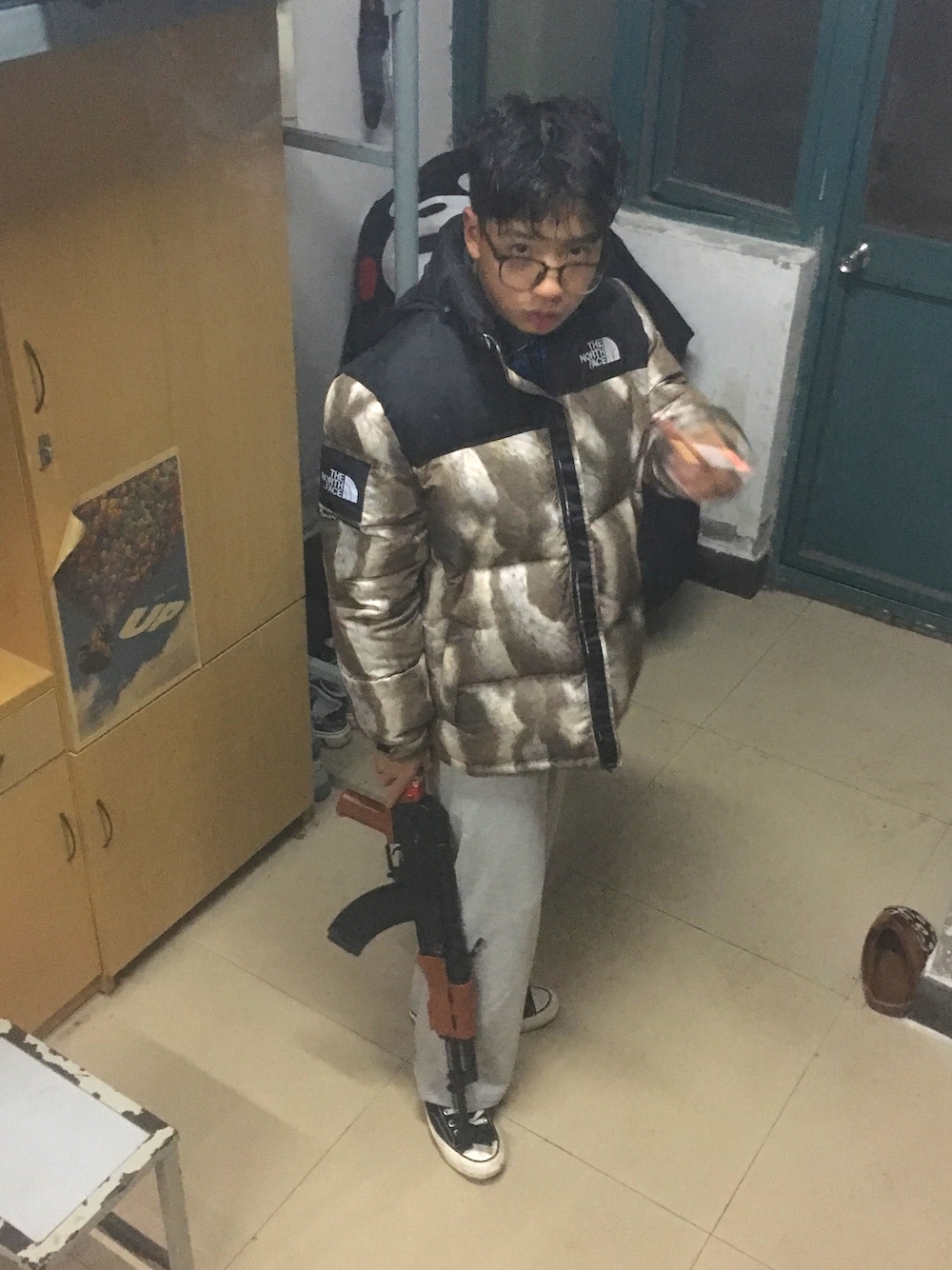 「宿舍」｜「THE NORTH FACEのアイテム（パンツ、ベージュ系）」を使った、王舒92729さん（メンズ・173cm）の秋コーディネートの1枚目の写真