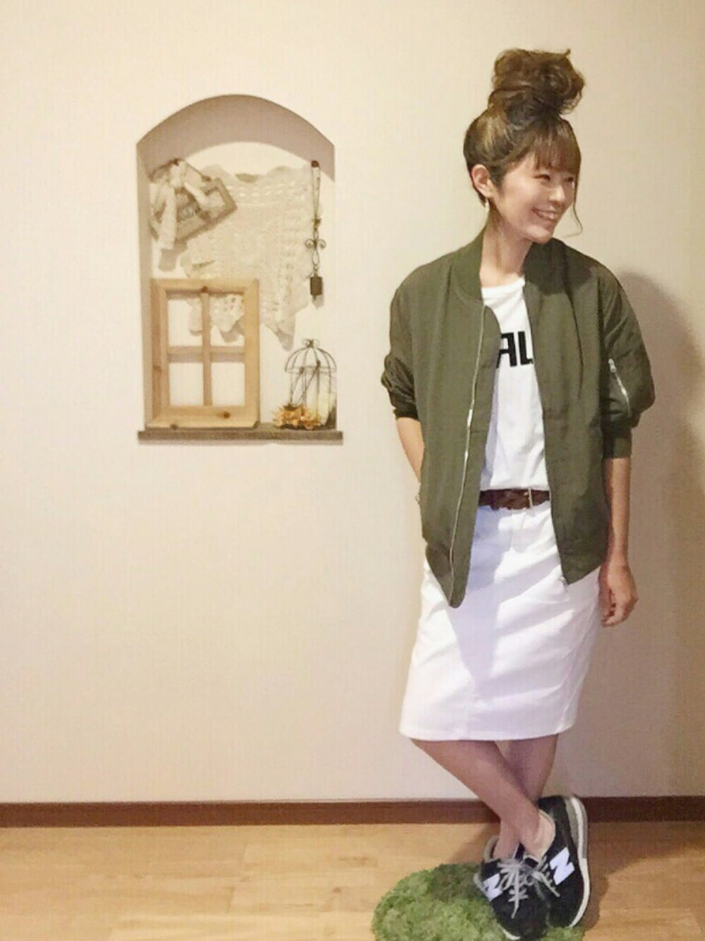 ホワイト系のTシャツ/カットソー、グリーン系のMA-1、ブラック系のスニーカーを着用したレディースの春コーディネートの1枚目の写真
