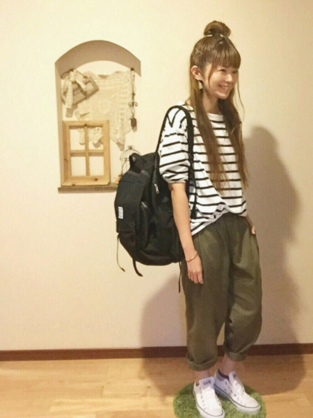 ホワイト系のTシャツ/カットソー、グリーン系のその他パンツ、ブラック系のバックパック/リュックを着用したレディースの春コーディネートの1枚目の写真