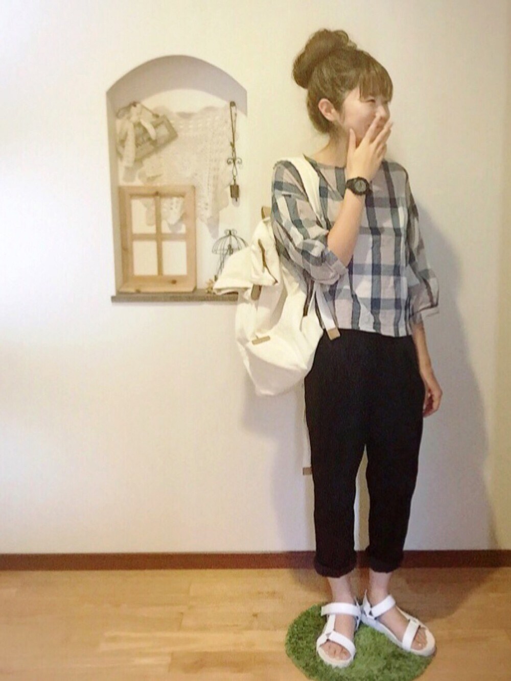 「夏、カジュアル、チェックシャツ、テーパードパンツ、お団子ヘアー、サンダル、バックパック」｜「KBFのKBF チェックタックスリーブP/O（Tシャツ/カットソー、ベージュ系）」を使った、にくの とりこさん（レディース・153cm）の夏コーディネートの1枚目の写真