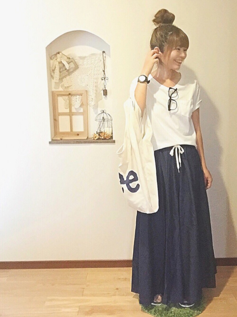 ブルー系のデニムパンツ、グリーン系のサンダル、ホワイト系のTシャツ/カットソーを着用したレディースの夏コーディネートの1枚目の写真