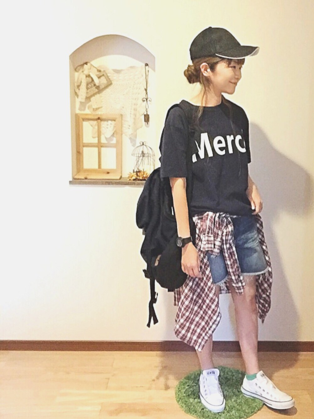 ブルー系のTシャツ/カットソー、レッド系のシャツ/ブラウス、ブルー系のデニムパンツを着用したレディースの夏コーディネートの1枚目の写真