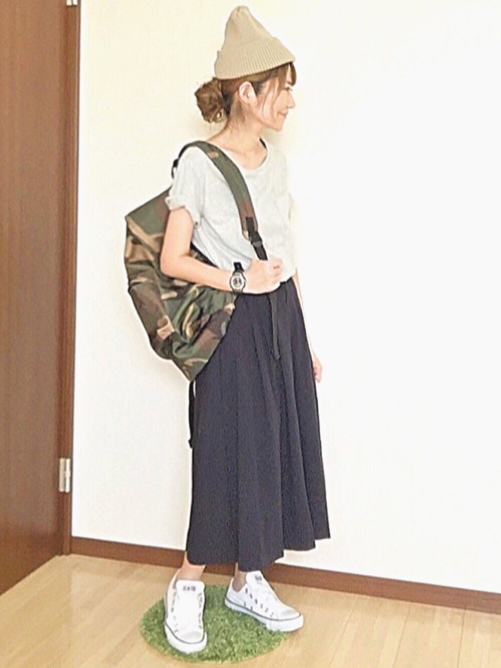 グレー系のTシャツ/カットソー、ブルー系のその他パンツ、グリーン系のバックパック/リュックを着用したレディースの夏コーディネートの1枚目の写真