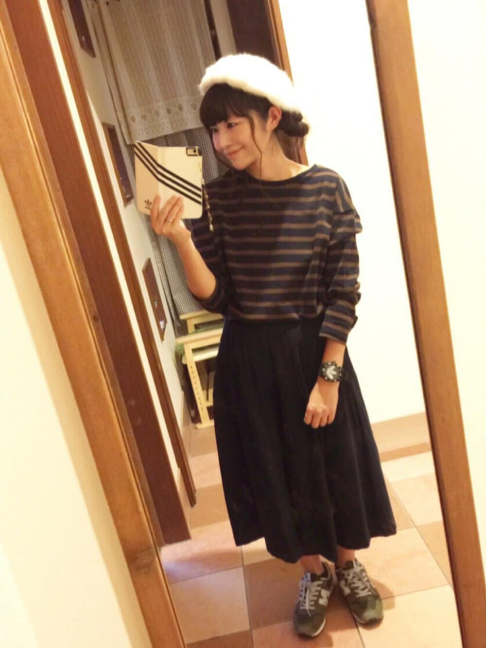 ブルー系のトップス、ブルー系のその他パンツ、グリーン系のスニーカーを着用したレディースの秋コーディネートの1枚目の写真
