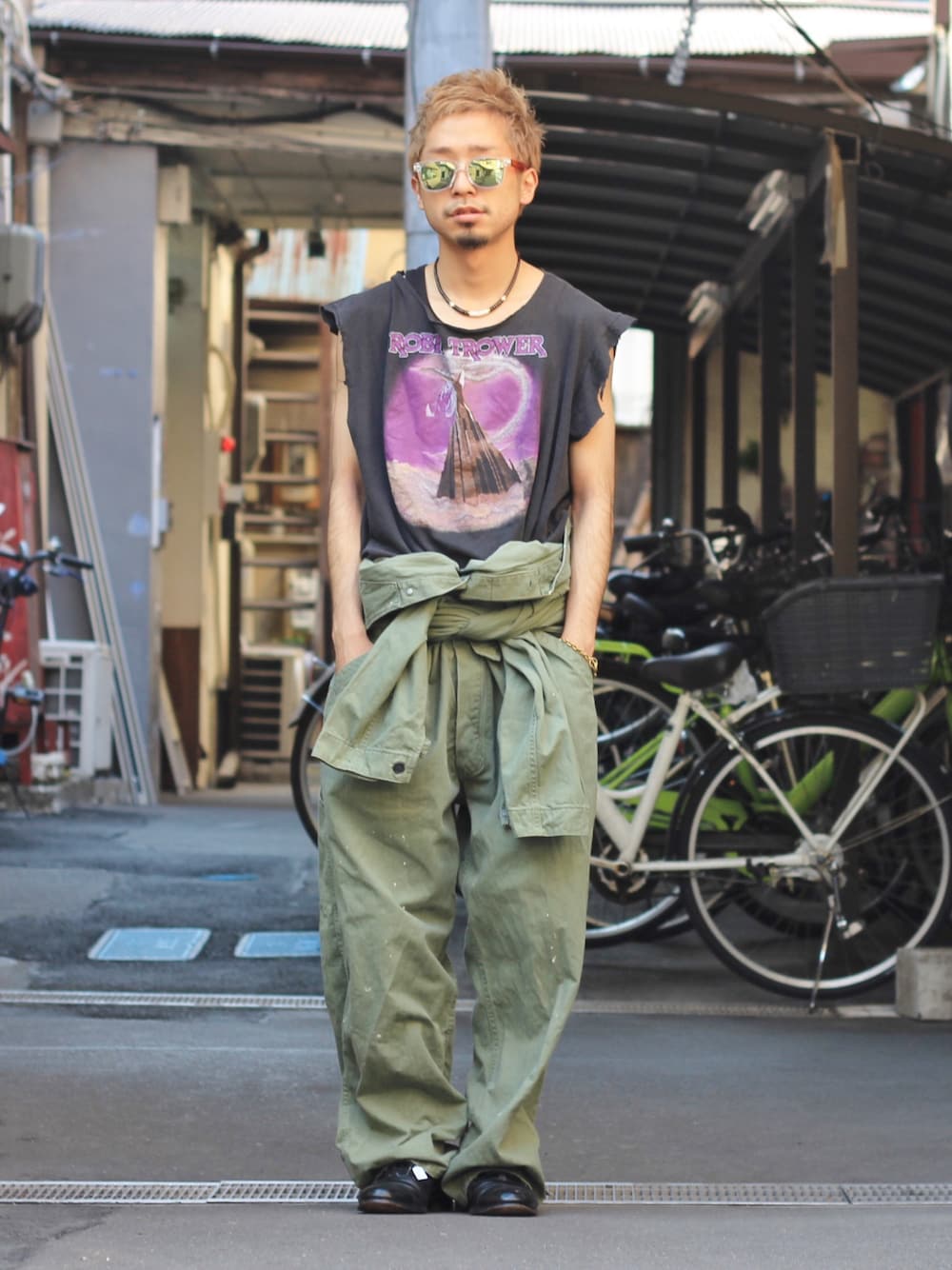 「カットオフ、バンドT、ジャンプスーツ、vintage、サングラス」｜「VINTAGEのアイテム（Tシャツ/カットソー、グレー系）」を使った、ビックボさん（メンズ・168cm）の夏コーディネートの1枚目の写真