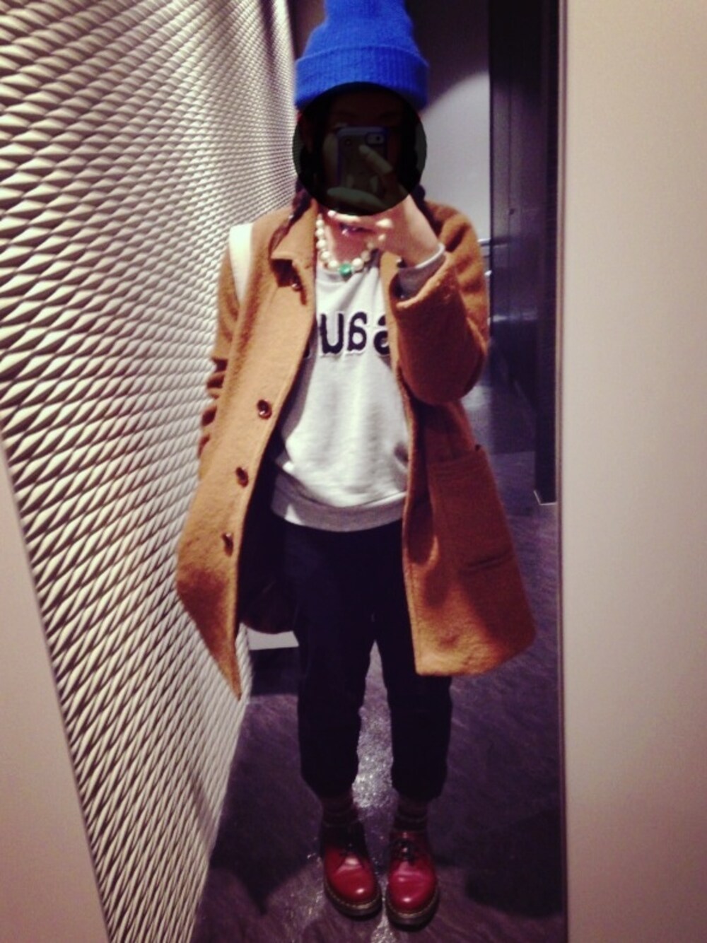 「UNIQLO、JEANASiS、ロゴスウェット」｜「Dr. MartensのDr.Martin (ドクターマーチン)/1461Z 3EYE GIBSON SHOES（その他シューズ、レッド系）」を使った、きのこさん（レディース・154cm）の冬コーディネートの1枚目の写真