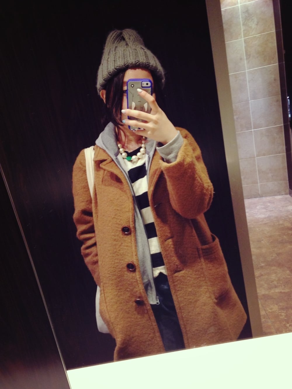 「ニット帽、Dot＆Stripes CHILD　WOMAN、グレーパーカー」｜「Dot＆Stripes CHILD WOMANの21/2ボーダー裾スカラッププルオーバー（Tシャツ/カットソー、ブラック系）」を使った、きのこさん（レディース・154cm）の冬コーディネートの1枚目の写真