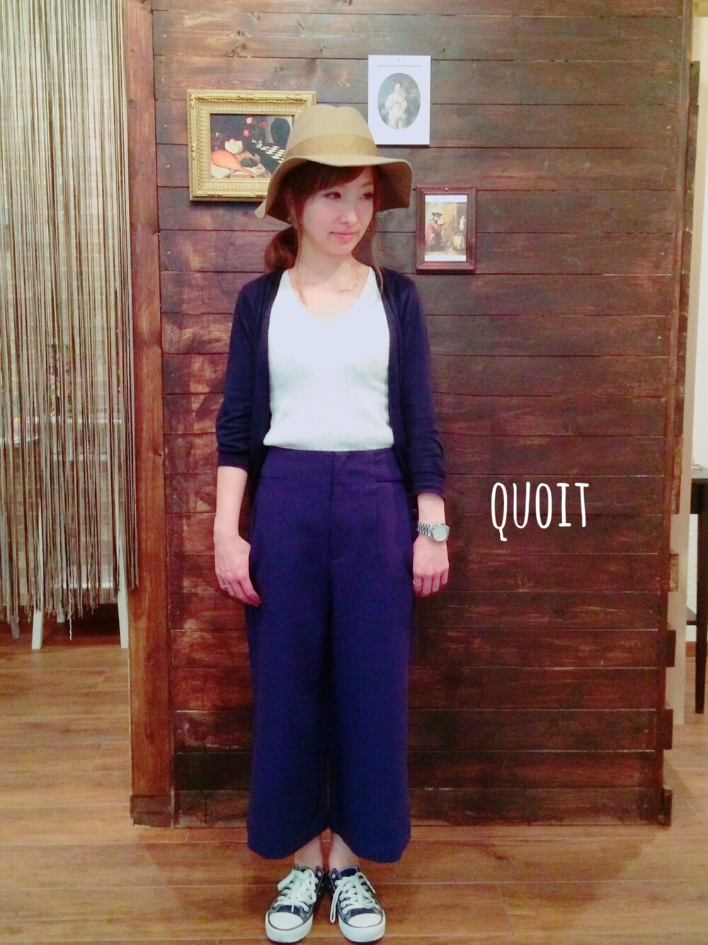 シルバー系のアナログ腕時計を着用したレディースの秋コーディネートの1枚目の写真