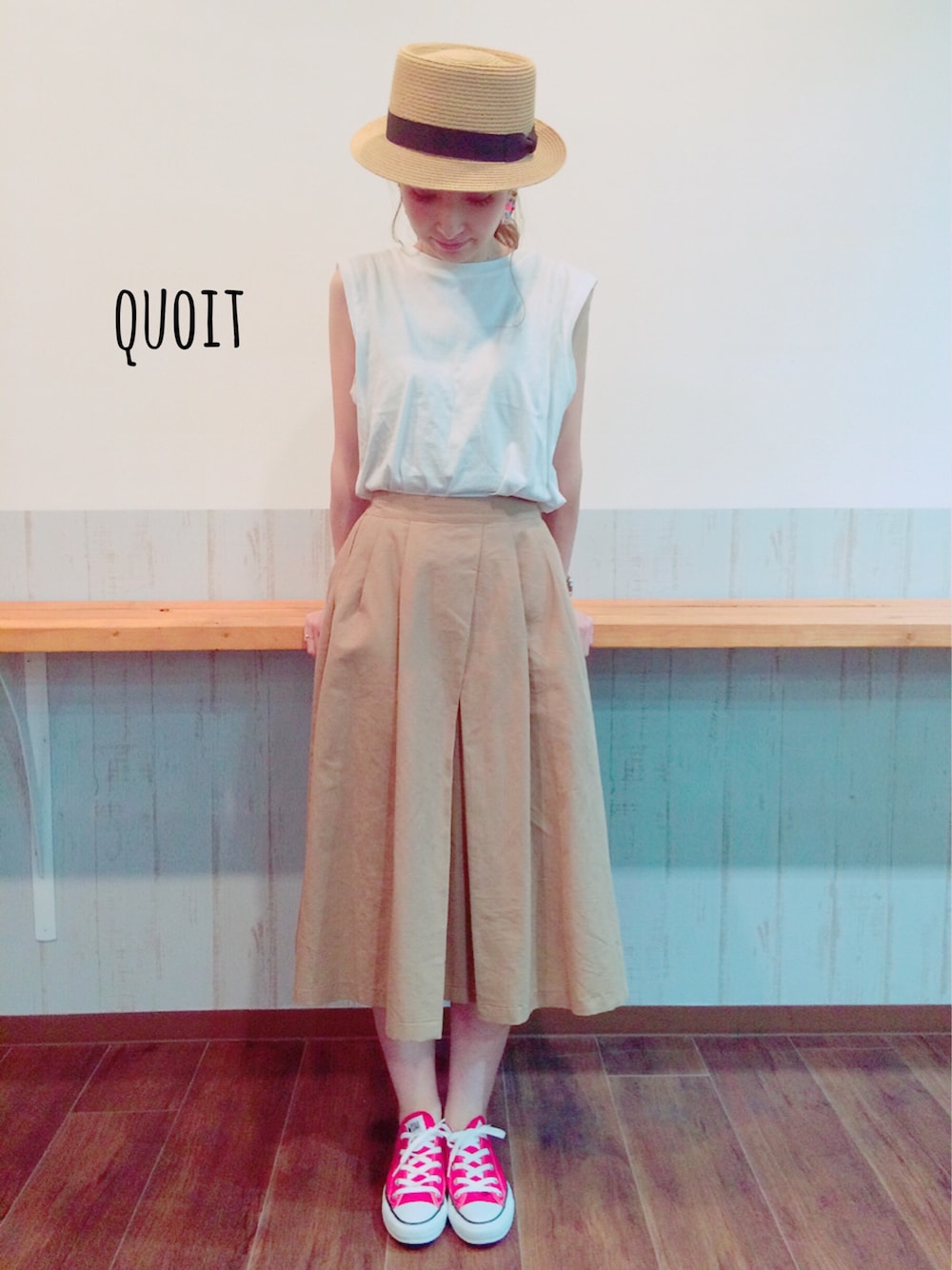 ベージュ系のスカート、レッド系のスニーカー、その他のピアス（両耳用）を着用したレディースの夏コーディネートの1枚目の写真