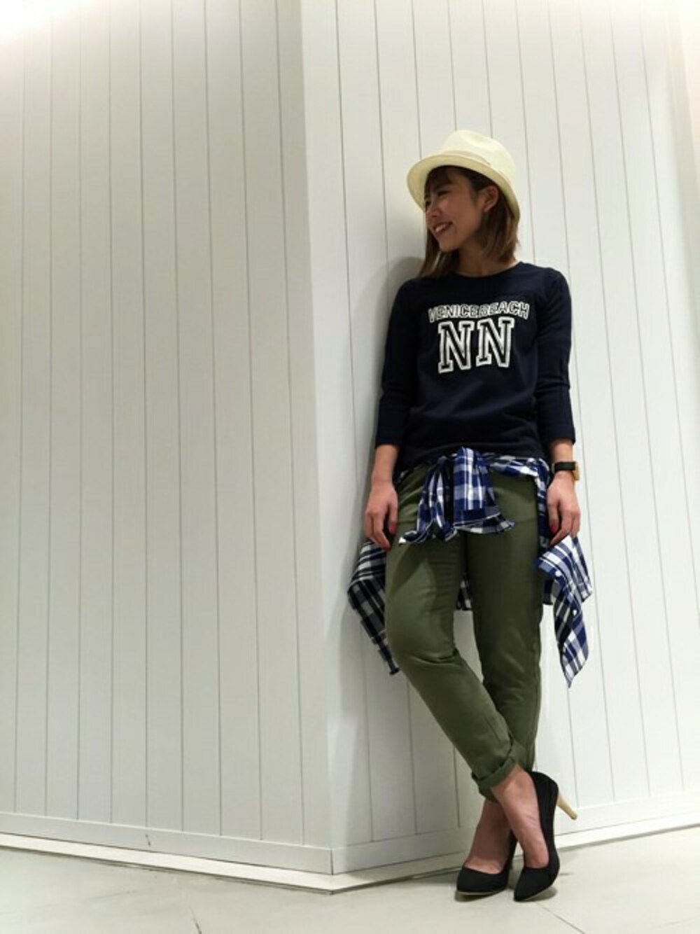 「スウェット、パンプス、ロゴT、ミリタリー、ハット、ロゴスウェット、ロールアップ、春、こしまきスタイル、チェツクシャツ」｜「N.（N. Natural Beauty Basic）のシャンブレーチェック（シャツ/ブラウス、ブルー系）」を使った、minori*さん（レディース・156cm）の冬コーディネートの1枚目の写真