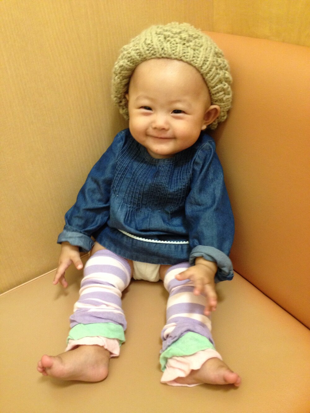 「ニット帽、ニット帽コーデ、デニムワンピース、baby、Baby-G、レッグウォーマー」｜「H&Mのアイテム（ワンピース、ブルー系）」を使った、Sionさん（キッズ・70cm）の秋コーディネートの1枚目の写真
