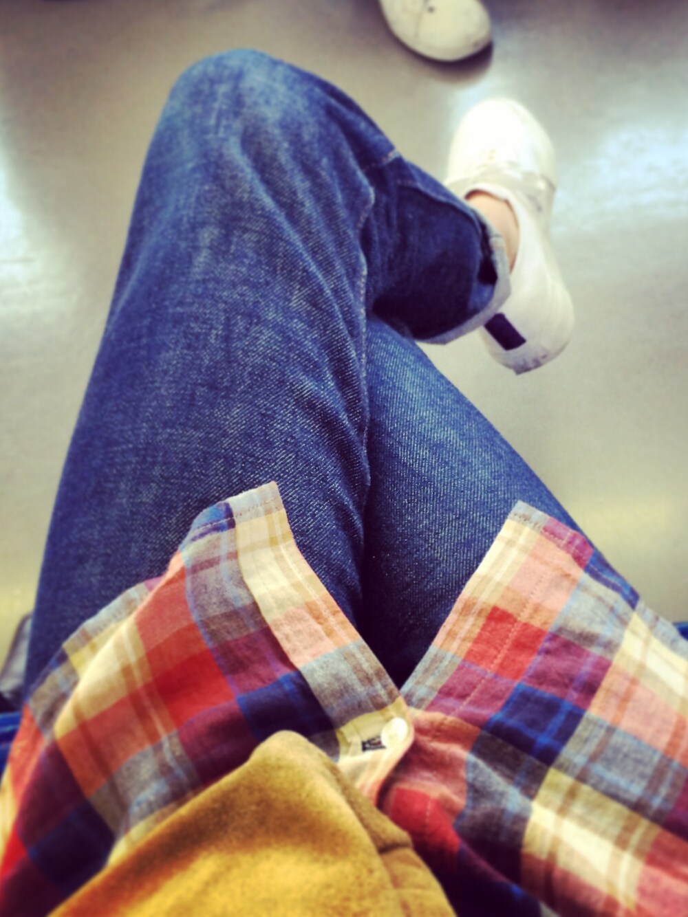 「A.P.C.、soe、白いスニーカー、EYTYS」｜「A.P.C.のアイテム（デニムパンツ、ブルー系）」を使った、toshikiさん（メンズ・172cm）の春コーディネートの1枚目の写真