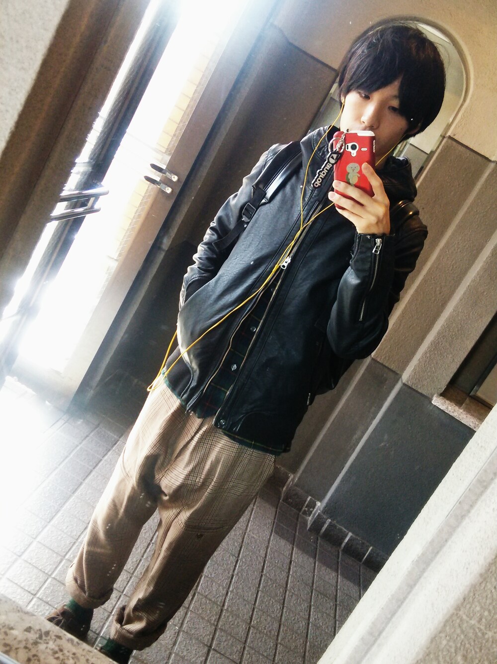 「ブルゾン、レザージャケット、チェック柄パンツ」｜「HAREのアイテム（ブルゾン、ブラック系）」を使った、ササシュンさん（メンズ・166cm）の秋コーディネートの1枚目の写真