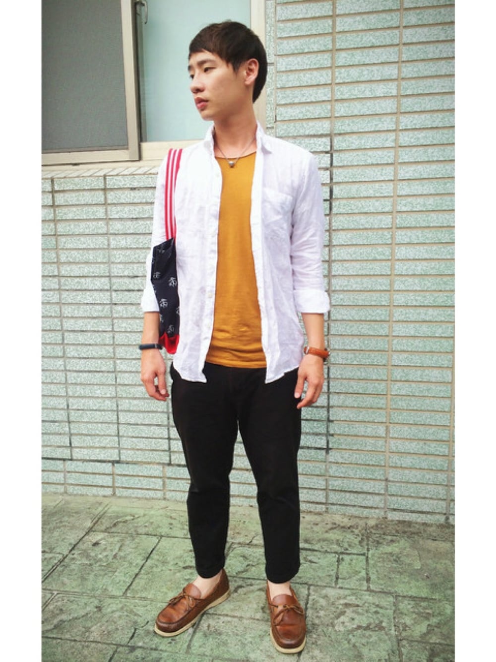「ZARA、WEARBOOKエントリー、white、yellow、Tシャツ、UNIQLO、TIMEX、lookbook、Taiwan」｜「BROOKS BROTHERSのアイテム（ショルダーバッグ、ブルー系）」を使った、timerさん（メンズ・170cm）の夏コーディネートの1枚目の写真