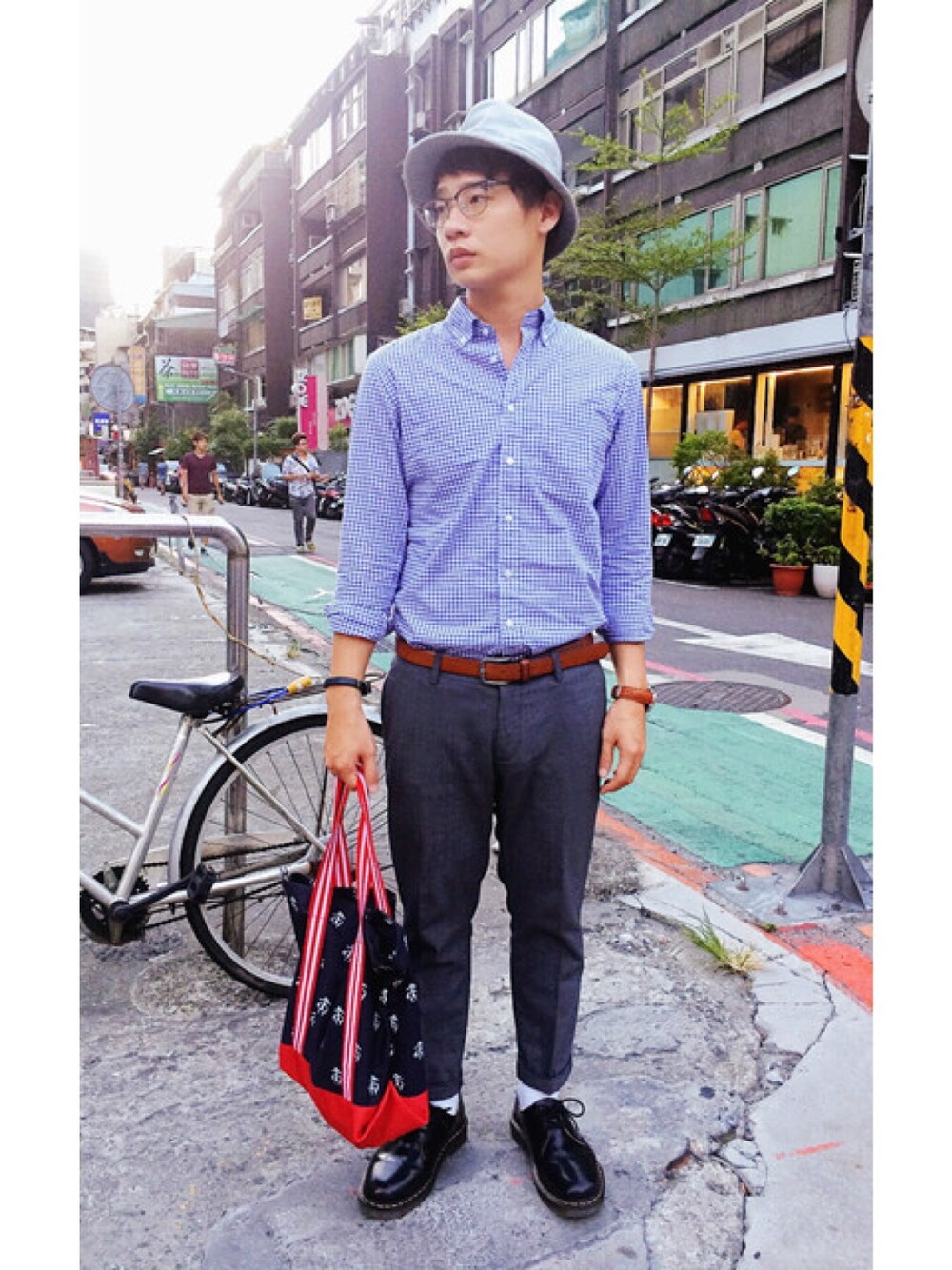 「hat、shirts、Dr.Martens、UNIQLO、ZARA、blue、Taiwan、totebag、streetfashion」｜「BROOKS BROTHERSのアイテム（ショルダーバッグ、ブルー系）」を使った、timerさん（メンズ・170cm）の秋コーディネートの1枚目の写真